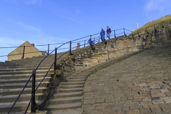 People walking down the 199 steps whitby — Stock Photo, Image