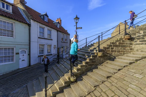 Persone che camminano i 199 passi whitby — Foto Stock