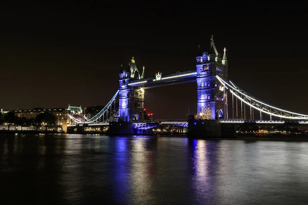 夜にロンドンのタワー ブリッジ. — ストック写真