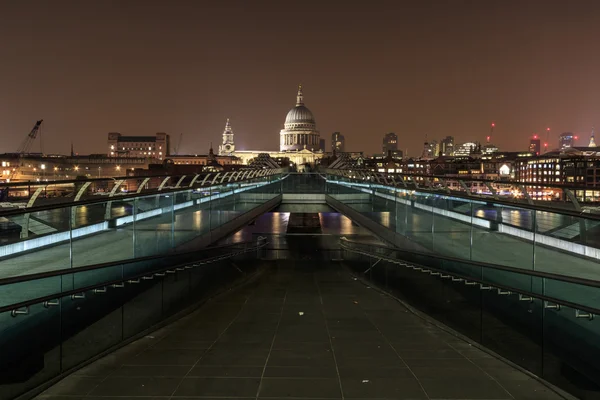 Millennium Bridge e St Pauls Cathedral di notte a Londra — Foto Stock