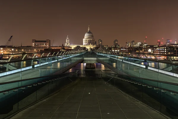 Millennium Bridge och St Pauls Cathedral på natten i London — Stockfoto