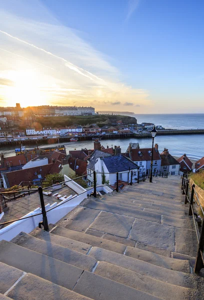 Pôr do sol a partir dos 199 passos em Whitby . — Fotografia de Stock