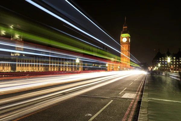 Big Ben's nachts met de lichten van de auto's passeren — Stockfoto