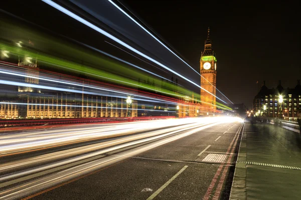 Big Ben di notte con le luci delle auto che passano — Foto Stock