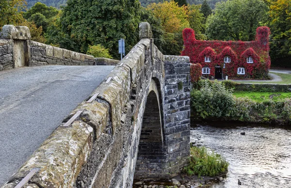 Pont fawr, berühmte mittelalterliche Steinbrücke — Stockfoto