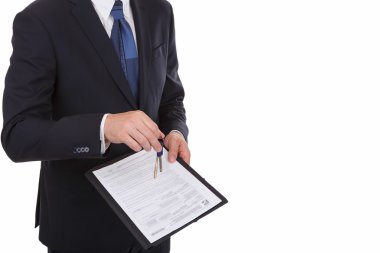 İşadamı sözleşme tuşları beyaz arka plan üzerinde verir.
