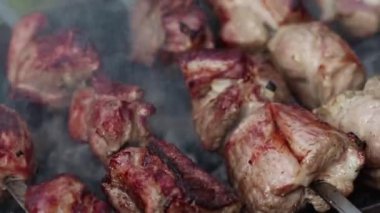 Şişte Şiş Pişirme Yakından Görünümü. Şiş kebap.