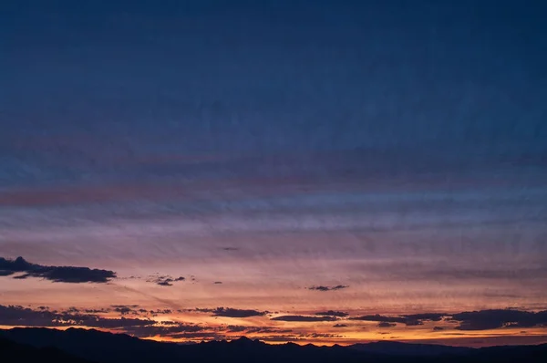 Schöne Wüste Dämmerungshimmel Und Gebrochene Wolken Hintergrund Nützlich Als Grafische — Stockfoto