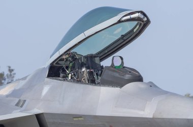 Chino Havaalanı 'ndaki askeri jet uçağının görüntüsü.