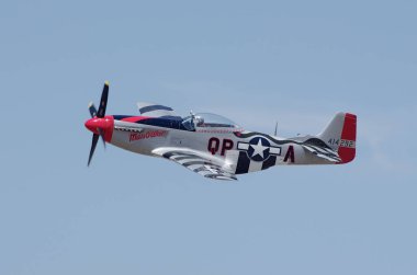 Chino / CA 'daki' Şöhret Uçakları 'havaalanındaki havaalanında bir savaş uçağı görüntüsü.