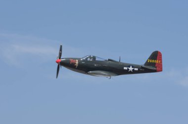 Chino / CA 'daki' Şöhret Uçakları 'havaalanındaki havaalanında bir savaş uçağı görüntüsü.