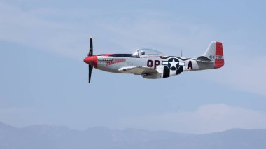 Chino / CA 'daki' Şöhret Uçakları 'havaalanındaki havaalanında bir savaş uçağı görüntüsü.