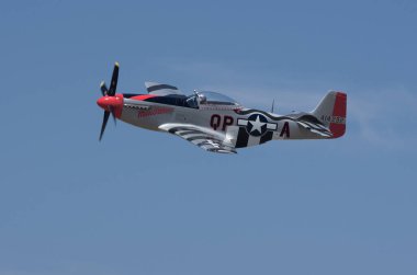 Chino / CA 'daki' Şöhret Uçakları 'havaalanındaki havaalanında bir savaş uçağı görüntüsü.