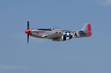 Chino / CA 'daki' Şöhret Uçakları 'havaalanındaki havaalanında bir savaş uçağı görüntüsü.