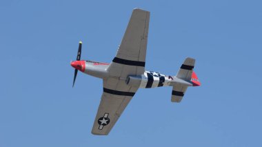 Chino / CA 'daki' Şöhret Uçakları 'havaalanındaki havaalanında bir savaş uçağı görüntüsü.