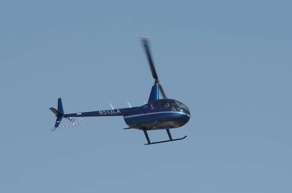 茅野空港に表示されている軍用ジェットヘリコプターの眺め ストックフォト