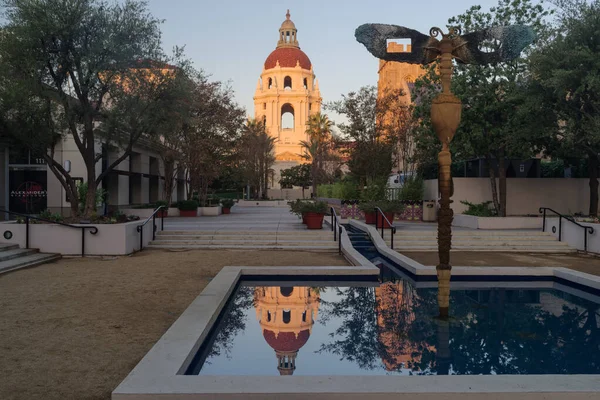 Pasadena Usa 2016年10月25日 ロサンゼルス郡のプラザ フエンテスとパサデナ市役所 オール セインツ エピスコパル教会の眺め — ストック写真