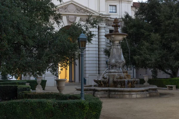 夕暮れ時に示されるパサデナ市役所の中庭で噴水 パサデナはカリフォルニア州ロサンゼルス郡にある — ストック写真