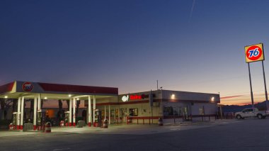 Ludlow, CA, USA - 5 Nisan 2017: Kaliforniya yüksek çöllerindeki benzin istasyonu ve fast food restoranı.