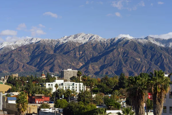 パサデナ カリフォルニア 2020年12月29日 背景に雪が降ったサンガブリエル山脈とパサデナ市の北を見る画像 パサデナはロサンゼルス郡にある — ストック写真