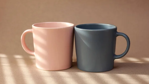 Två Koppar Rosa Och Grå Färg För Kaffe Stå Beige — Stockfoto