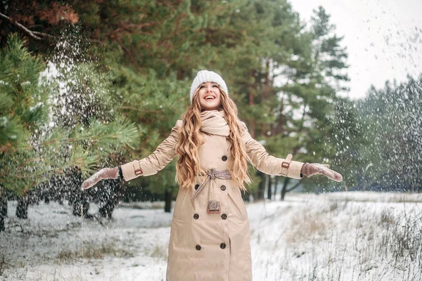 Uma Menina Uma Floresta Pinheiros Joga Neve Com Mãos Alegra — Fotografia de Stock