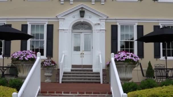 Porte Entrée Blanche Avec Fenêtres Décoratives Carrées Belles Poignées Porte — Video