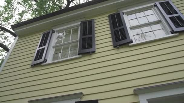 Venkovský Dvoupatrový Dům Bílými Okny Hnědými Dřevěnými Okenicemi Uprostřed Zeleného — Stock video