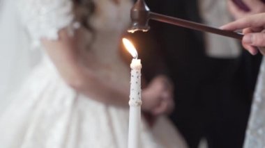 Ermeni kilisesinde düğün. Düğün töreninden sonra kilisedeki Hıristiyan rahip ayin mumlarını söndürdü..