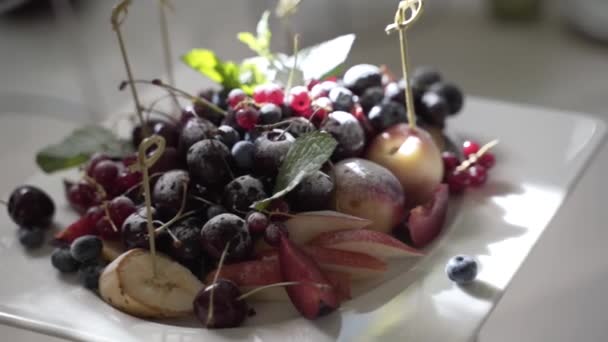 Talíř Sortimentu Zdravého Surového Ovoce Bobulí Banán Černý Rybíz Maliny — Stock video