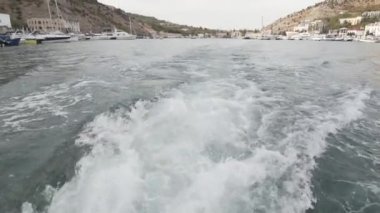 4 bin. Geminin uyanışı, salla ve suya yakın çekim yapan büyük bir tekneden püskürt. .