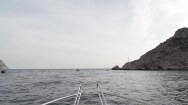 Ufuk ve mavi su manzaralı motorlu tekne hareket halinde. .