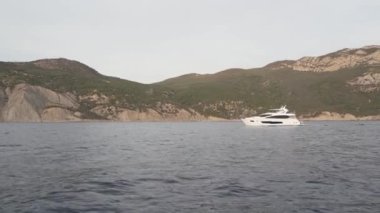 4 bin. Kıyıdan açık denize giden bir motorlu tekne kuyruk bırakır, bir tatil konsepti. .