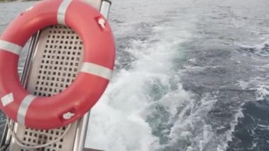 4 bin. Geminin uyanışı, salla ve suya yakın çekim yapan büyük bir tekneden püskürt. .