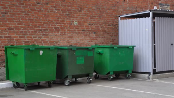 Bin Yaşındaki Avrupalı Bir Çocuk Yeşil Bir Çöp Kutusuna Yiyecek — Stok video