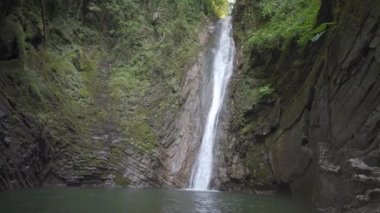 4 bin. Yağmur ormanlarındaki şelale. Ulusal Park 'taki şelalelerin resimli manzarası .