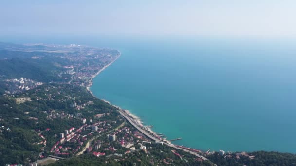 黒海のソチ海岸のパノラマ ドローン映像トップビュー 街のインフラだ 市内の住宅地 — ストック動画