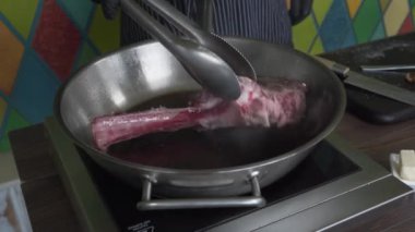 4 bin. Tomahawk bifteği uzun, soyulmuş bir kaburgada servis edilen bir pirzoladır. Amerikan yerlilerinin sert silahlarına benzediği için şiirsel bir isim aldı..