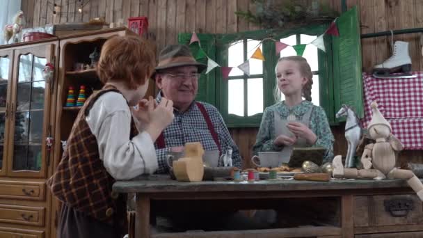 Geppetto Timmerman Papa Carlo Drinkt Timmermanswerkplaats Thee Met Zijn Kleinzoon — Stockvideo