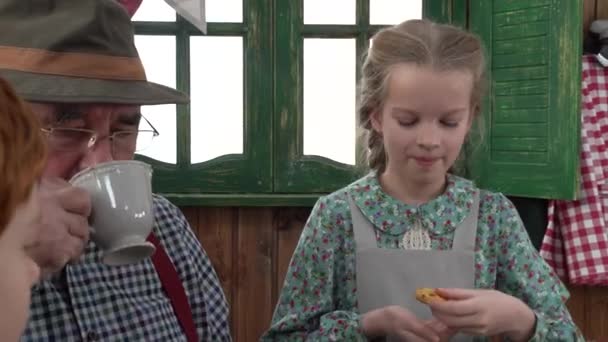 在木匠的车间里 Geppetto木匠爸爸卡洛和他的孙子孙女一起喝茶 儿童的童话 一个长鼻子的木制洋娃娃 皮诺曹的创作 — 图库视频影像