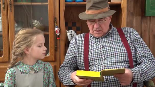 Carpenter Workshop Joiner Geppetto Papa Carlo Reads Book His Grandchildren — Stock Video