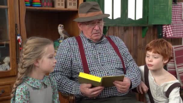 Carpenter Workshop Joiner Geppetto Papa Carlo Reads Book His Grandchildren — Stock Video