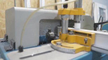 Makinedeki eğik ve dönük plastik pencerelerin üretimi