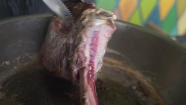 Schweinefleisch Auf Knochen Rindersteak Auf Knochen Gegrillt Auf Dem Grill — Stockvideo