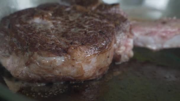 Varkensvlees Een Bot Rundsteak Het Bot Gekookt Grill Kok Draait — Stockvideo