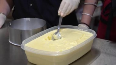 Pasta şefi ev yapımı bir pasta hazırlıyor. Mutfak, pişirme konsepti. Kremalı kekler. Pastanın adı NAPOLEON .