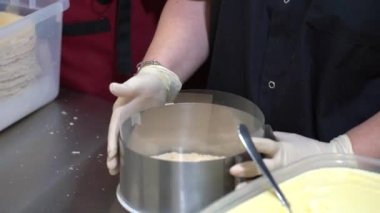 Pasta şefi ev yapımı bir pasta hazırlıyor. Mutfak, pişirme konsepti. Kremalı kekler. Pastanın adı NAPOLEON .
