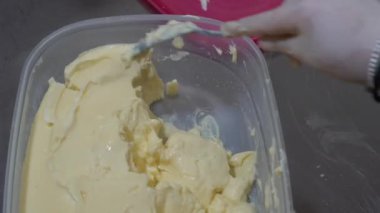 Pasta şefi ev yapımı bir pasta hazırlıyor. Mutfak, pişirme konsepti. Kremalı kekler. Pastanın adı NAPOLEON .