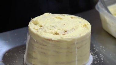 Pasta şefi ev yapımı bir pasta hazırlıyor. Mutfak, pişirme konsepti. Kremalı kekler. Pastanın adı NAPOLEON .