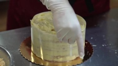 Pasta şefi ev yapımı bir pasta hazırlıyor. Mutfak, pişirme konsepti. Kremalı kekler. Pastanın adı NAPOLEON .